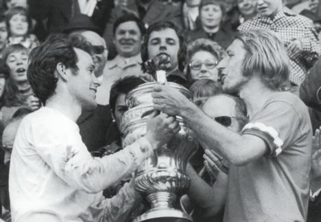 Köbi Kuhn und Karl Odermatt in den
                            1970er Jahren (1973?) am Pokal
