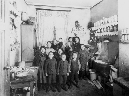 �berf�llte Wohnungen wegen Kinderreichtum
                          durch den R�ckgang der Kindersterblichkeit und
                          wegen des Fehlens von Verh�tungsmitteln.
                          Beispiel einer Grossfamilie in einer Berliner
                          Wohnung 1907