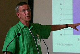 Peter Aaby beim
                                Vortrag über Impfungen in Afrika, hier
                                in Kiel Peter Aaby
                                beim Vortrag über Impfungen in Afrika,
                                hier in Kiel