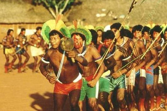Ureinwohner-Tanzritual der
                          Kayapo-Primärnation in Brasilien Ureinwohner-Tanzritual der
                          Kayapo-Primärnation in Brasilien
