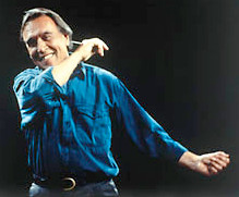 Claudio
                Abbado dirigiert mit einem Lcheln im Gesicht