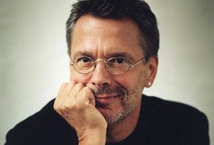 Reinhard May
                mit Schmunzeln