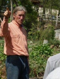 David
                      Holmgren en un jard�n