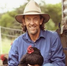 Geoff Lawton con un pollo en su
                      brazo, retrato