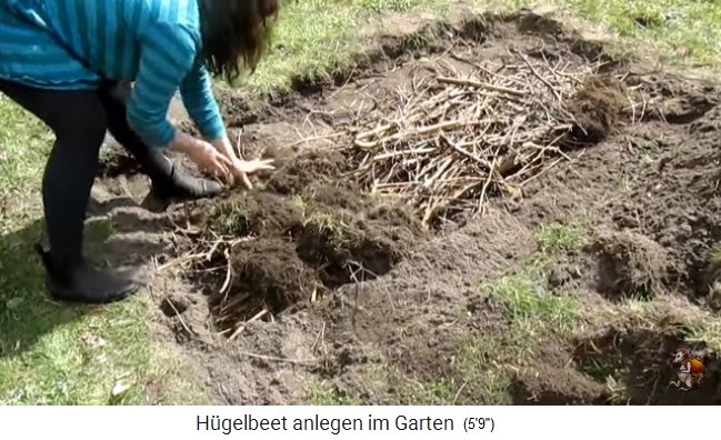 Bau eines H�gelbeets bei
                    Biogartenreich 10: Die Grasb�schel (Grassoden)
                    werden umgedreht auf die Holzschicht aufgelegt