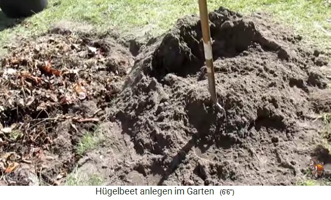 Bau eines H�gelbeets bei Biogartenreich 16: Die
                    Erde aus der Grube wird mit Kompost vermischt