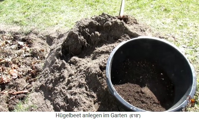 Bau
                    eines H�gelbeets bei Biogartenreich 17:
                    Bodenerde+Komposterde werden gemischt 01