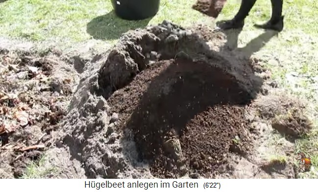 Bau
                    eines H�gelbeets bei Biogartenreich 18:
                    Bodenerde+Komposterde werden gemischt 02