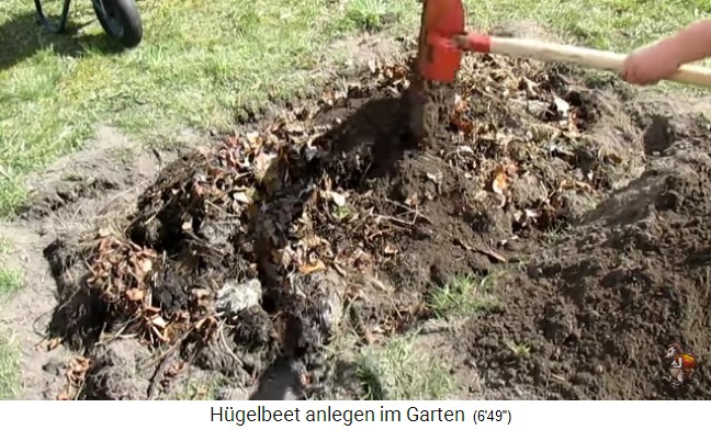 Bau eines H�gelbeets
                    bei Biogartenreich 20: Die Mischung
                    Bodenerde+Komposterde wird auf das H�gelbeet
                    aufgetragen 01