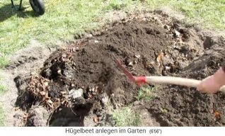 Construction of a hill bed at
                    Biogartenreich 21: soil earth + compost soil mixture
                    is put on the hill bed 02