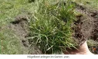 Construction
                    of a hillbed at Biogartenreich 08: Now the grass
                    tufts (grass scraps, grass sods) are laid upside
                    down on the wood