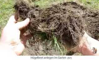 Construction of a hillbed at Biogartenreich 09:
                    Turned-over grass tufts (grass scraps, sod)