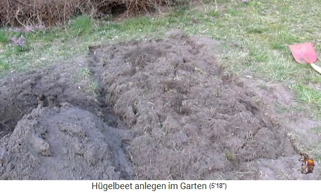 Bau eines H�gelbeets
                    bei Biogartenreich 11: Die Schicht mit den
                    umgedrehten Grasb�scheln (Grassoden) ist komplett