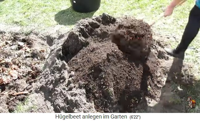 Bau
                    eines H�gelbeets bei Biogartenreich 19:
                    Bodenerde+Komposterde werden gemischt 03