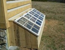 Keimlingsbeete aus alten Fenstern, die
                  geneigt sind