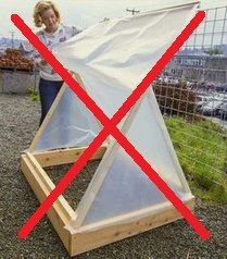 Mini-Treibhaus mit
                            Holzrahmen und Plastikfolie ist hochgiftig,
                            weil die Plastikfolie laufend Mikroplastik
                            an die Luft abgibt