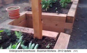 Grubengew�chshaus in Bozeman in Montana
                    (Kanada) mit Kaltluftgraben mit Einbuchtungen f�r
                    die Erreichbarkeit der Pflanzen
