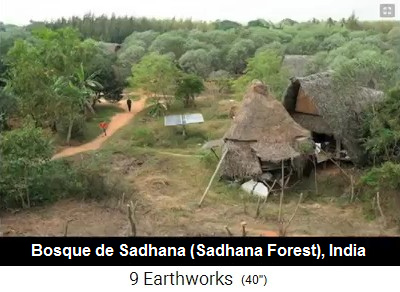 Bosque Sadhana
                    cerca de Auroville en la India, casa con colector
                    solar