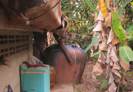 Recoger el agua de la lluvia, aqu� hay un
                    gigantesco barril de lluvia hecho de cer�mica en una
                    granja de arroz de Tailandia