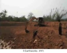 Panya-Projekt: Die Lehmfolien
                    werden mit 30cm Erde beschwert