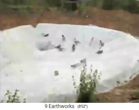 Panya-Projekt: Die Erde wird mit PVC-Folie
                    �berspannt und mit Gruppenspringen zusammengepresst
                    02