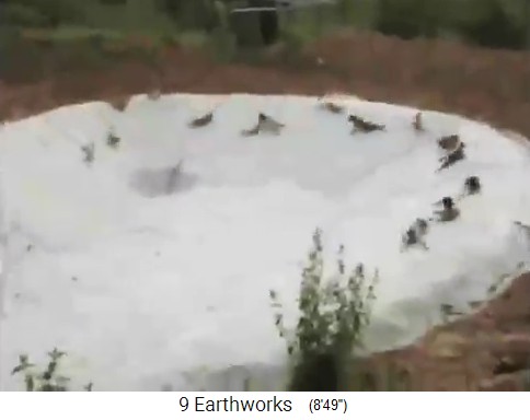 Panya-Projekt: Die Erde wird mit PVC-Folie
                    �berspannt und mit Gruppenspringen zusammengepresst
                    01