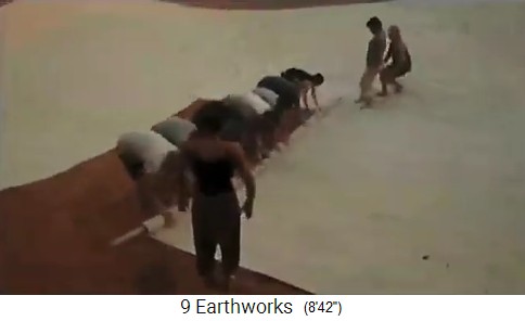 Panya-Projekt: Die Lehmfolien werden im
              Reservoir verlegt 02