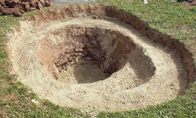 Dreistufige
              Teichgrube ausgehoben