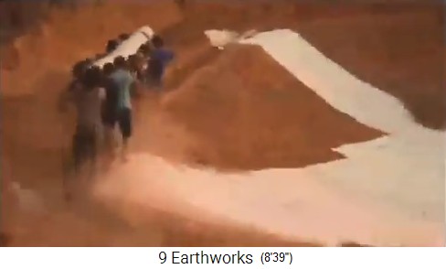 Panya-Projekt: Die
                    Lehmfolien werden im Reservoir verlegt 01