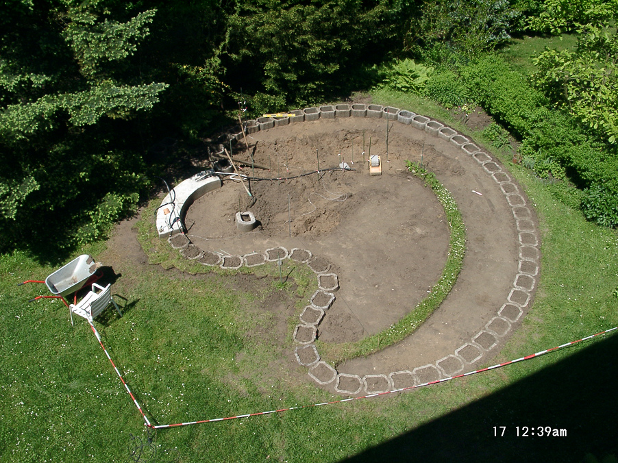 Teich mit
                  Halbkreis-Filtergraben: Baufortschritt 01