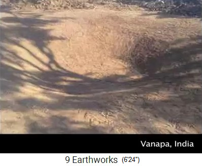 Teichboden aus Lehm
                    auf dem Gel�nde des Gem�sehofs Vanapa, Indien