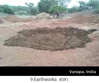 Teichboden aus Lehm+Kuhdung in Vanapa,
                    Indien