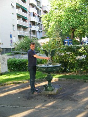 Basel: Dragon Fountain with a dog
                    drinking fountain at the base, at Lower Rhine Street
                    (Unterer Rheinweg). Children under 12 have hadrly
                    access here