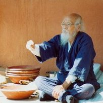 Fukuoka
                          im Schneidersitz