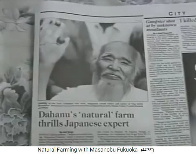 conferencia de prensa con Fukuoka en
                    Dahanu 02, la prensa muestra la foto con Fukuoka con
                    las bolas de semillas entre sus dedos de la mano
                    derecha