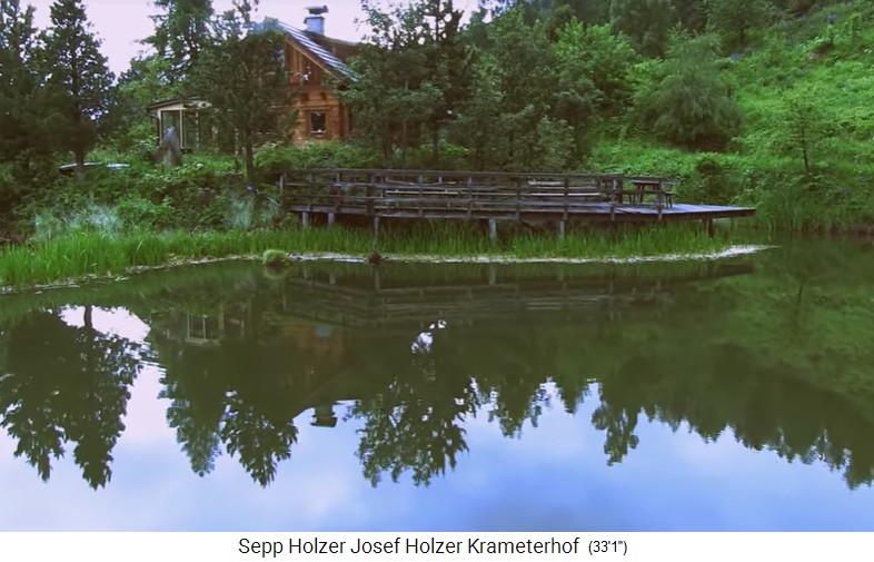 Granja Krameterhof de Sepp
                    Holzer, casa intermedia con sistema de estanque
                    semicircular, vista lateral 02