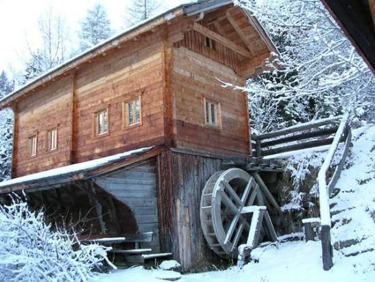 Krameterhof von Sepp Holzer,
                    die M�hle mit Stromproduktion