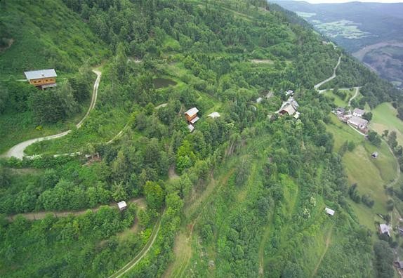 Krameterhof von Sepp Holzer,
                    unteres Haus mit Teichanlagen