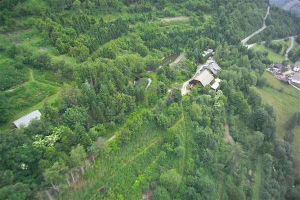 Krameterhof von Sepp
                    Holzer, unteres Haus mit Teichanlagen, Nahaufnahme