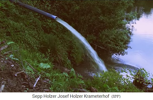 Pescar en la granja Krameterhof de Sepp Holzer:
                    bajando el nivel de un estanque, la tuber�a de
                    salida con agua que viene del estanque superior