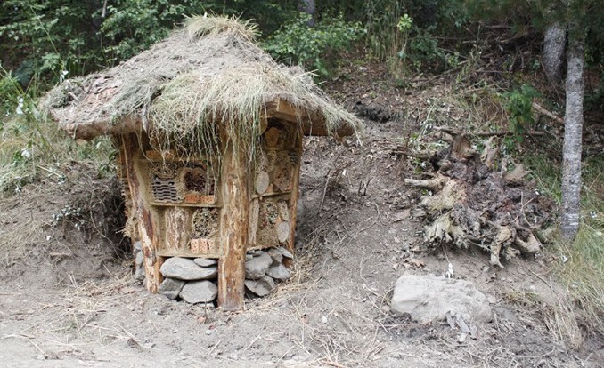 Insektenhotel auf dem Krameterhof von
                    Sepp Holzer