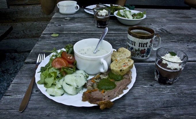 Brotzeit (Lunch) auf dem
                    Kranacherhof der Familie Holzer