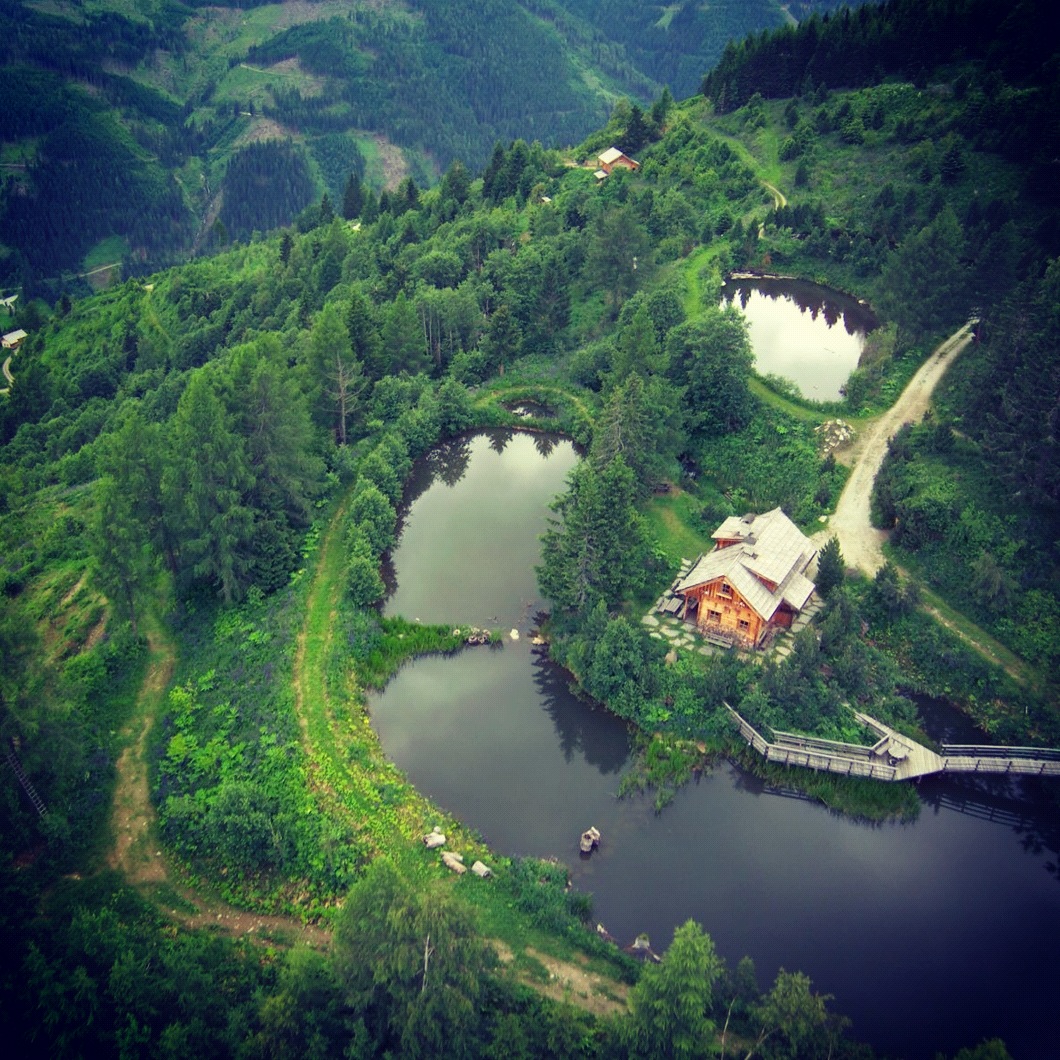 Krameterhof mit dem oberen, grossen,
                    halbkreisf�rmigen Teich, Luftaufnahme