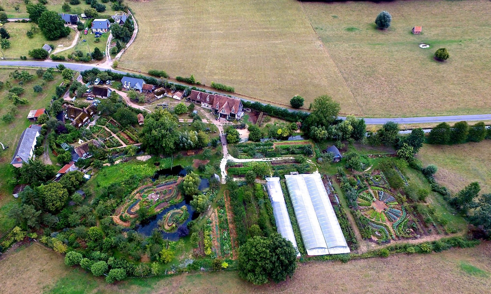 Bauernhof in Le Bec
                    Hellouin, Luftaufnahme des Permakulturbereichs