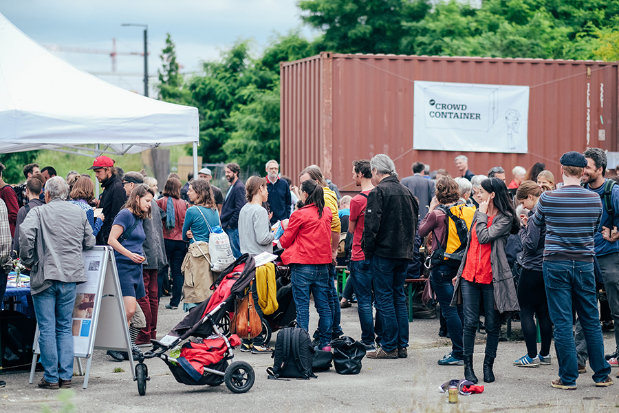 Schwarmbestellung bei Bio-Bauern mit einem
                    Container bei "Crowd Container"