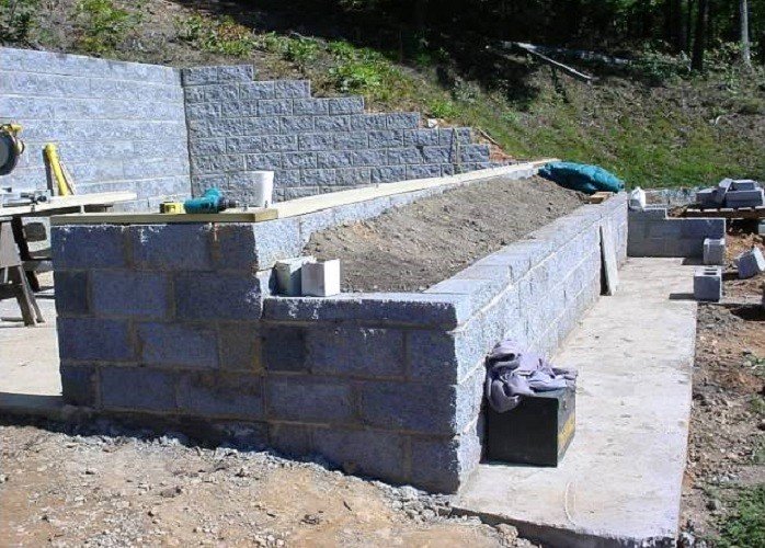 A
                          Walipini greenhouse is installed halfway in
                          the hill, Tennessee