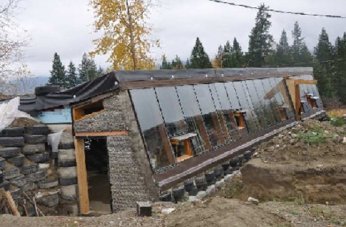 Invernadero de fosa con frente
                                solar de ventanas y con canal de desag�e
                                - esta casa es una Nave de Tierra y el
                                techo est� cubierto de negro