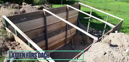 Die Kiste ist
                      fertig, nun kommen Dachlatten auf die Pfostenenden
                      drauf