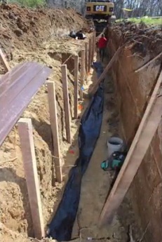 La zanja
                              recibe un tubo para el desag�e y para la
                              ventilaci�n, y unos postes ya est�n
                              fijados 2