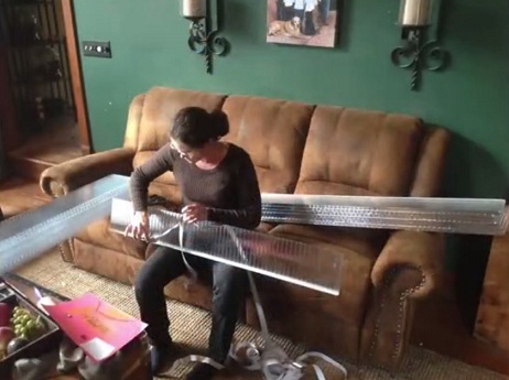 Una persona prepara
                              ventanas (planchas dobles cavernosas de
                              policarbonato)